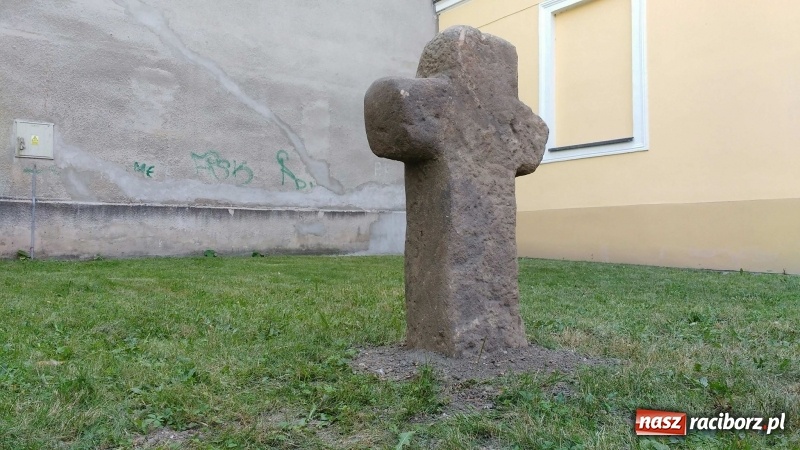 Zdjęcie w galerii na portalu naszraciborz.pl: Krzyż pokutny z Ostroga można już oglądać na skwerku przy Chopina wiadomości z regionu