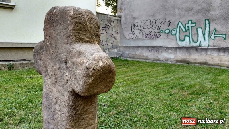 Zdjęcie w galerii na portalu naszraciborz.pl: Krzyż pokutny z Ostroga można już oglądać na skwerku przy Chopina wiadomości z regionu