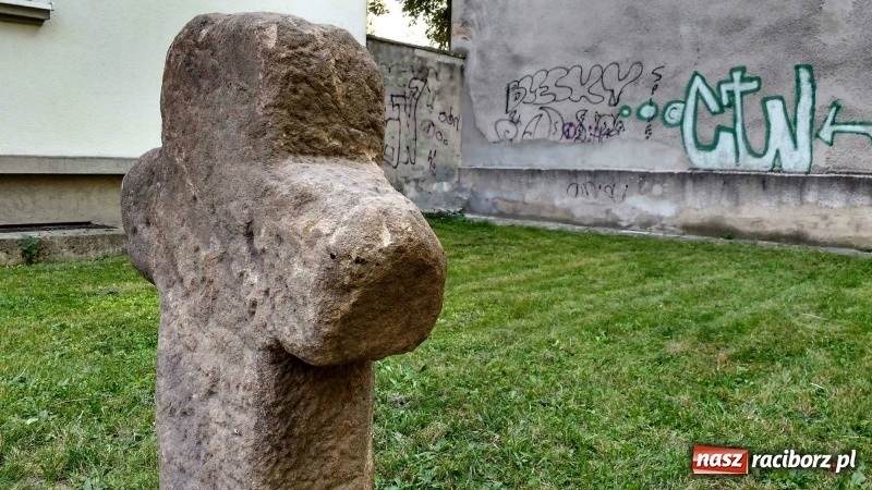 Zdjęcie w galerii na portalu naszraciborz.pl: Krzyż pokutny z Ostroga można już oglądać na skwerku przy Chopina wiadomości z regionu