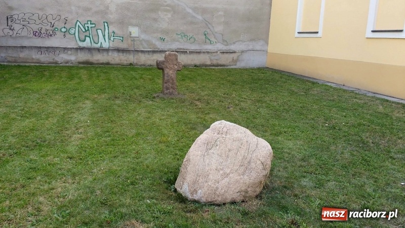 Zdjęcie w galerii na portalu naszraciborz.pl: Krzyż pokutny z Ostroga można już oglądać na skwerku przy Chopina wiadomości z regionu