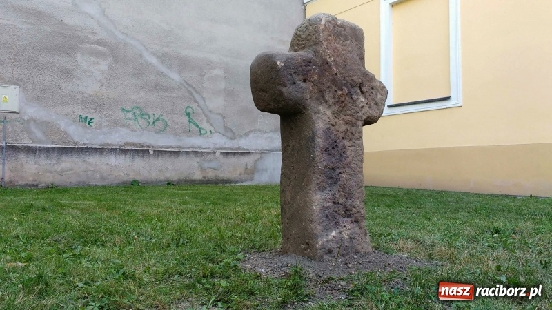 Zdjęcie w galerii na portalu naszraciborz.pl: Krzyż pokutny z Ostroga można już oglądać na skwerku przy Chopina wiadomości z regionu