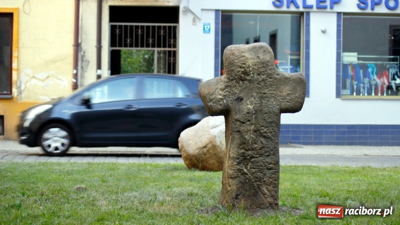 Zdjęcie w galerii na portalu naszraciborz.pl: Krzyż pokutny z Ostroga można już oglądać na skwerku przy Chopina wiadomości z regionu