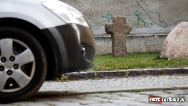 Zdjęcie w galerii na portalu naszraciborz.pl: Krzyż pokutny z Ostroga można już oglądać na skwerku przy Chopina wiadomości z regionu