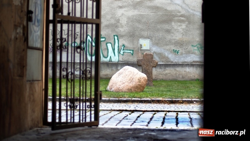 Zdjęcie w galerii na portalu naszraciborz.pl: Krzyż pokutny z Ostroga można już oglądać na skwerku przy Chopina wiadomości z regionu