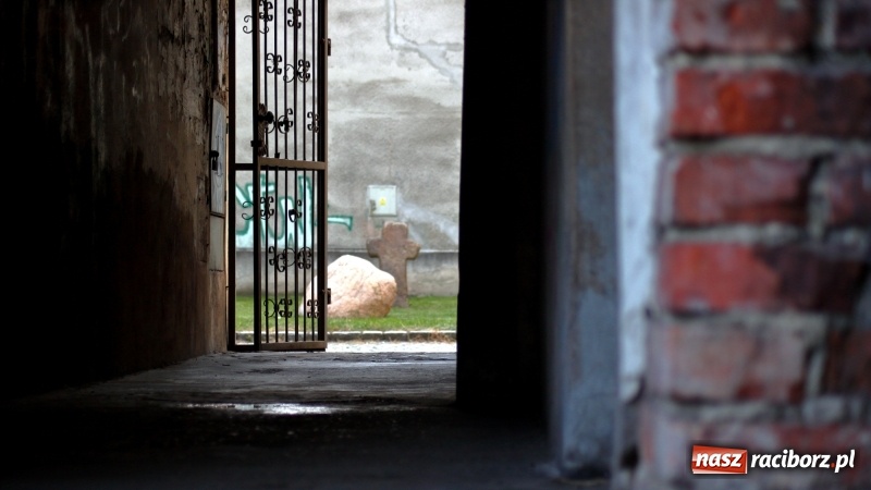 Zdjęcie w galerii na portalu naszraciborz.pl: Krzyż pokutny z Ostroga można już oglądać na skwerku przy Chopina wiadomości z regionu