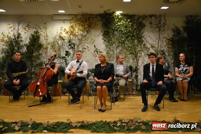 Zdjęcie w galerii na portalu naszraciborz.pl: Amatorskie Teatry z Raciborza i Chorzowa wystąpiły na Zamku Piastowskim  wiadomości z regionu