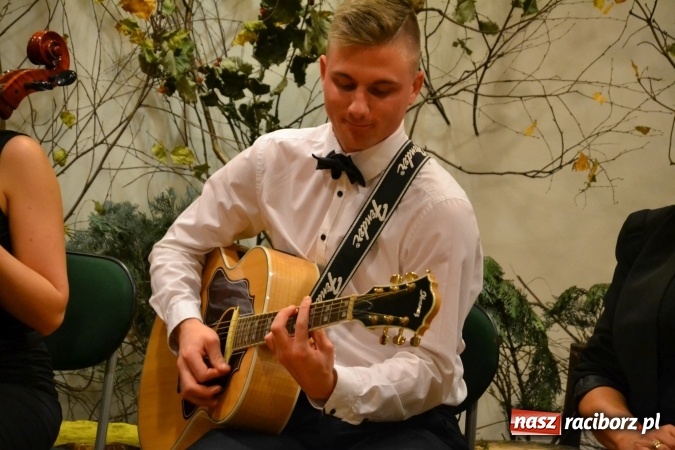 Zdjęcie w galerii na portalu naszraciborz.pl: Amatorskie Teatry z Raciborza i Chorzowa wystąpiły na Zamku Piastowskim  wiadomości z regionu