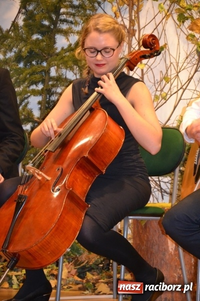 Zdjęcie w galerii na portalu naszraciborz.pl: Amatorskie Teatry z Raciborza i Chorzowa wystąpiły na Zamku Piastowskim  wiadomości z regionu