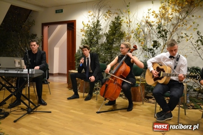 Zdjęcie w galerii na portalu naszraciborz.pl: Amatorskie Teatry z Raciborza i Chorzowa wystąpiły na Zamku Piastowskim  wiadomości z regionu