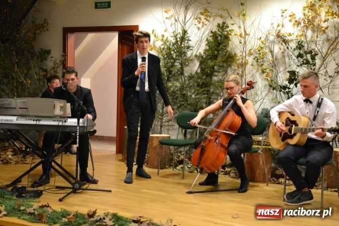 Zdjęcie w galerii na portalu naszraciborz.pl: Amatorskie Teatry z Raciborza i Chorzowa wystąpiły na Zamku Piastowskim  wiadomości z regionu