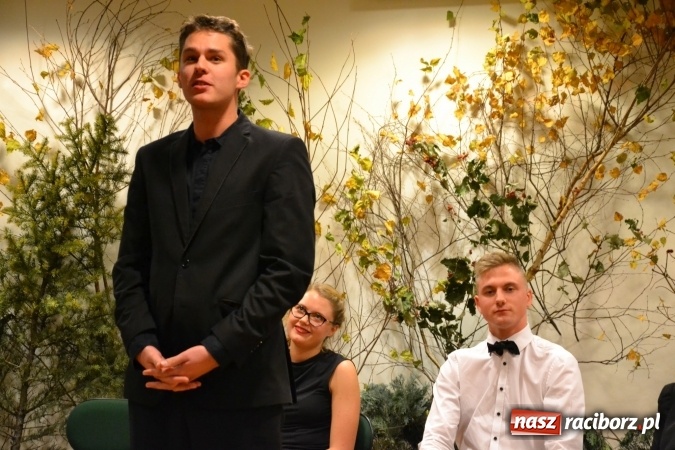 Zdjęcie w galerii na portalu naszraciborz.pl: Amatorskie Teatry z Raciborza i Chorzowa wystąpiły na Zamku Piastowskim  wiadomości z regionu