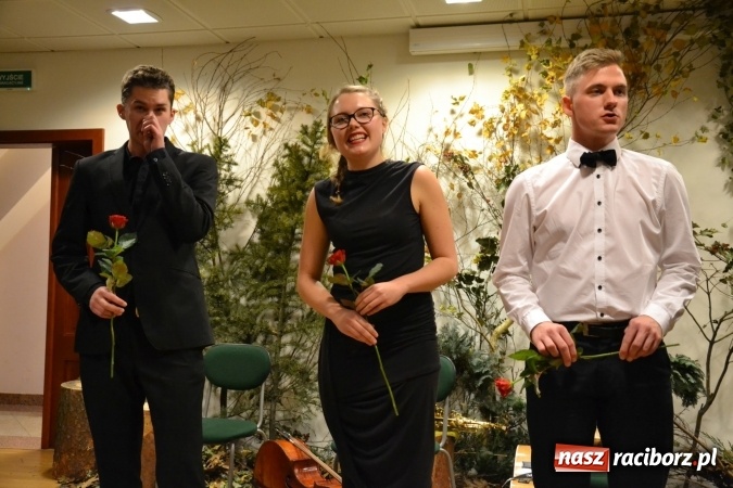 Zdjęcie w galerii na portalu naszraciborz.pl: Amatorskie Teatry z Raciborza i Chorzowa wystąpiły na Zamku Piastowskim  wiadomości z regionu