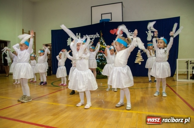 Zdjęcie w galerii na portalu naszraciborz.pl: Rodzinnie, świątecznie i kolorowo - bożonarodzeniowy kiermasz w Sudole wiadomości z regionu