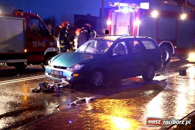 Zdjęcie w galerii na portalu naszraciborz.pl: Fatalny początek tygodnia na raciborskich drogach - potrącenie pieszego i zderzenie czołowe samochodów na granicy Sudoła i Studziennej wiadomości z regionu