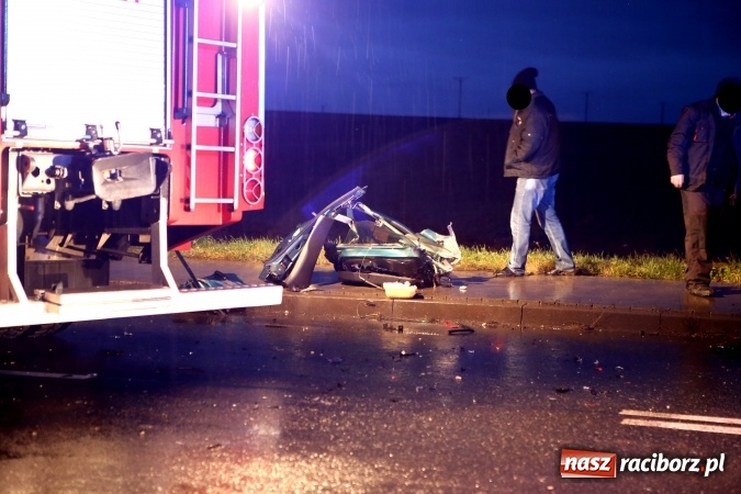 Zdjęcie w galerii na portalu naszraciborz.pl: Fatalny początek tygodnia na raciborskich drogach - potrącenie pieszego i zderzenie czołowe samochodów na granicy Sudoła i Studziennej wiadomości z regionu