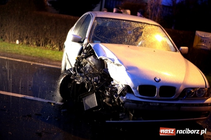 Zdjęcie w galerii na portalu naszraciborz.pl: Fatalny początek tygodnia na raciborskich drogach - potrącenie pieszego i zderzenie czołowe samochodów na granicy Sudoła i Studziennej wiadomości z regionu