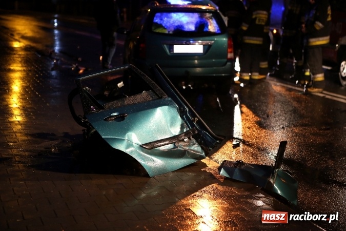 Zdjęcie w galerii na portalu naszraciborz.pl: Fatalny początek tygodnia na raciborskich drogach - potrącenie pieszego i zderzenie czołowe samochodów na granicy Sudoła i Studziennej wiadomości z regionu