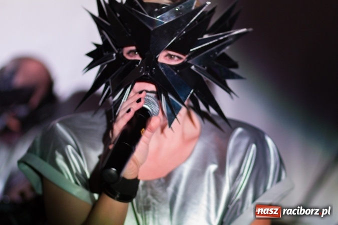 Zdjęcie w galerii na portalu naszraciborz.pl: Tajemnicza BOKKA zagrała na Przystanku Kulturalnym Koniec Świata wiadomości z regionu