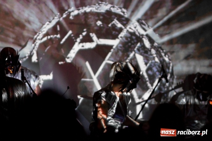 Zdjęcie w galerii na portalu naszraciborz.pl: Tajemnicza BOKKA zagrała na Przystanku Kulturalnym Koniec Świata wiadomości z regionu