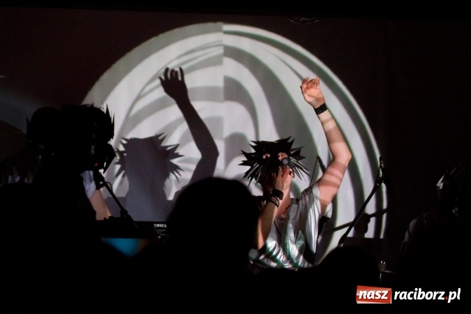 Zdjęcie w galerii na portalu naszraciborz.pl: Tajemnicza BOKKA zagrała na Przystanku Kulturalnym Koniec Świata wiadomości z regionu