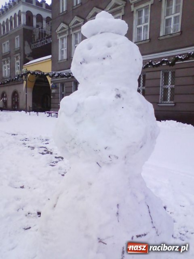 Zdjęcie w galerii na portalu naszraciborz.pl: Bałwan na raciborskim Rynku wiadomości z regionu