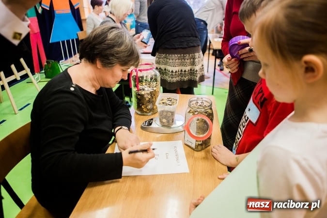 Zdjęcie w galerii na portalu naszraciborz.pl: Podsumowanie akcji G&oacute;ra Grosza 2016 w SP13 wiadomości z regionu