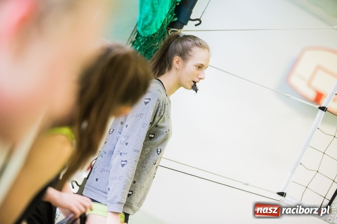 Zdjęcie w galerii na portalu naszraciborz.pl: Mistrzostwa Raciborza Szkół Gimnazjalnych w Dwójkach Siatkarskich Dziewcząt wiadomości z regionu