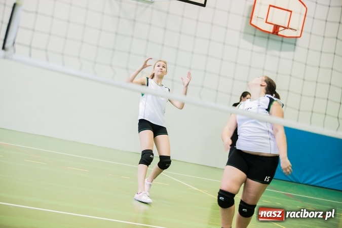 Zdjęcie w galerii na portalu naszraciborz.pl: Mistrzostwa Raciborza Szkół Gimnazjalnych w Dwójkach Siatkarskich Dziewcząt wiadomości z regionu