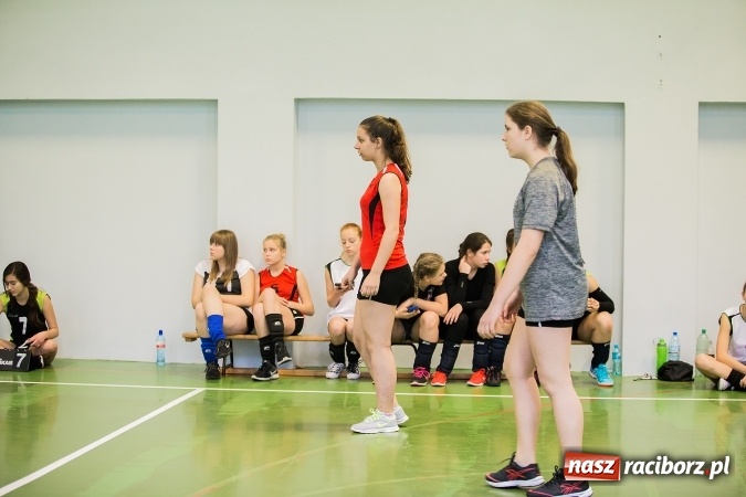 Zdjęcie w galerii na portalu naszraciborz.pl: Mistrzostwa Raciborza Szkół Gimnazjalnych w Dwójkach Siatkarskich Dziewcząt wiadomości z regionu