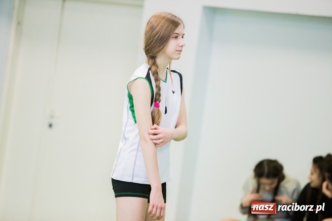 Zdjęcie w galerii na portalu naszraciborz.pl: Mistrzostwa Raciborza Szkół Gimnazjalnych w Dwójkach Siatkarskich Dziewcząt wiadomości z regionu