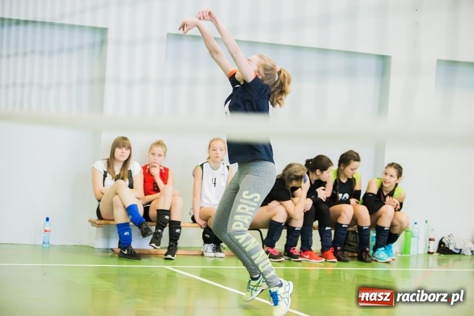 Zdjęcie w galerii na portalu naszraciborz.pl: Mistrzostwa Raciborza Szkół Gimnazjalnych w Dwójkach Siatkarskich Dziewcząt wiadomości z regionu