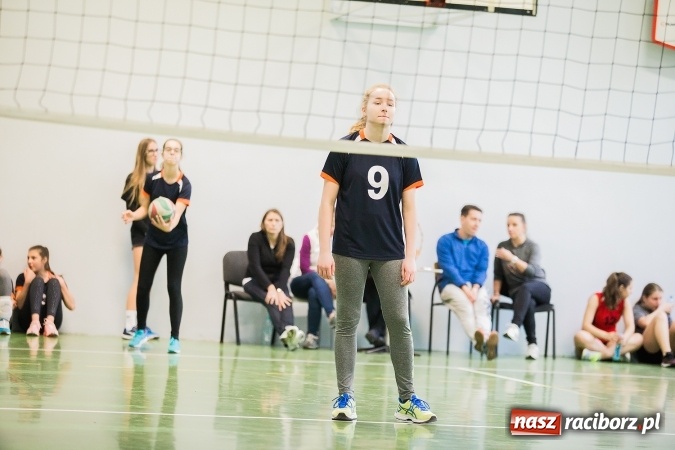 Zdjęcie w galerii na portalu naszraciborz.pl: Mistrzostwa Raciborza Szkół Gimnazjalnych w Dwójkach Siatkarskich Dziewcząt wiadomości z regionu
