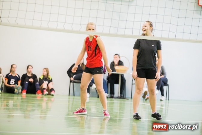 Zdjęcie w galerii na portalu naszraciborz.pl: Mistrzostwa Raciborza Szkół Gimnazjalnych w Dwójkach Siatkarskich Dziewcząt wiadomości z regionu