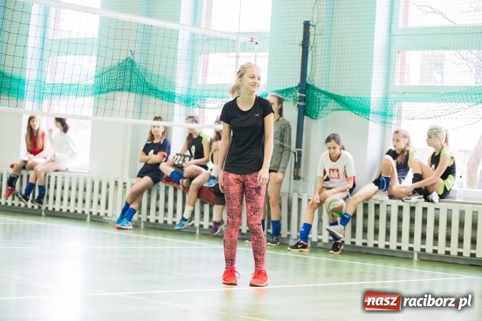 Zdjęcie w galerii na portalu naszraciborz.pl: Mistrzostwa Raciborza Szkół Gimnazjalnych w Dwójkach Siatkarskich Dziewcząt wiadomości z regionu