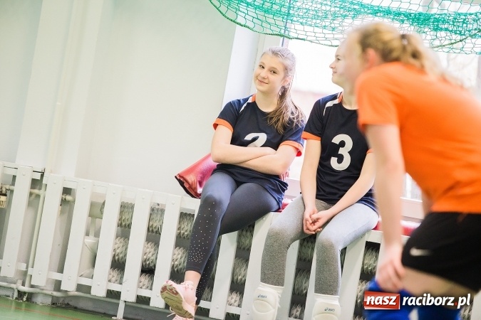Zdjęcie w galerii na portalu naszraciborz.pl: Mistrzostwa Raciborza Szkół Gimnazjalnych w Dwójkach Siatkarskich Dziewcząt wiadomości z regionu
