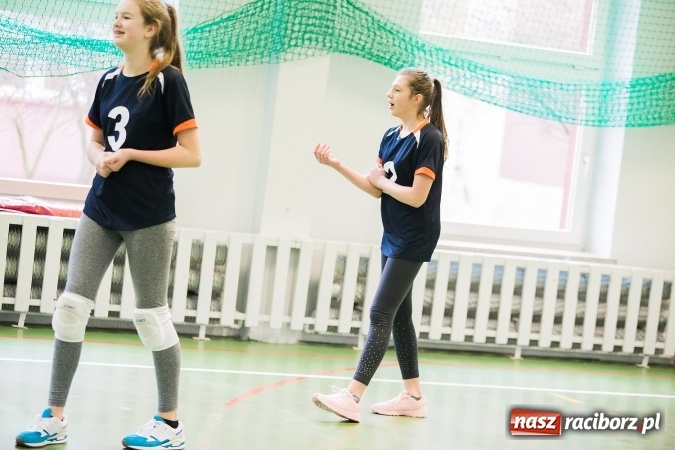 Zdjęcie w galerii na portalu naszraciborz.pl: Mistrzostwa Raciborza Szkół Gimnazjalnych w Dwójkach Siatkarskich Dziewcząt wiadomości z regionu