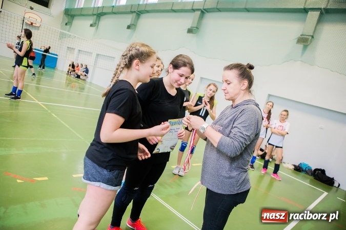 Zdjęcie w galerii na portalu naszraciborz.pl: Mistrzostwa Raciborza Szkół Gimnazjalnych w Dwójkach Siatkarskich Dziewcząt wiadomości z regionu