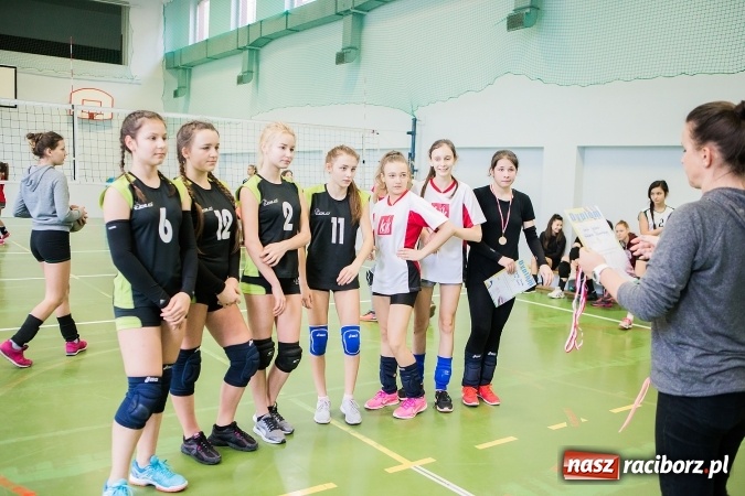 Zdjęcie w galerii na portalu naszraciborz.pl: Mistrzostwa Raciborza Szkół Gimnazjalnych w Dwójkach Siatkarskich Dziewcząt wiadomości z regionu
