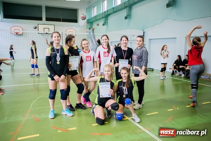 Zdjęcie w galerii na portalu naszraciborz.pl: Mistrzostwa Raciborza Szkół Gimnazjalnych w Dwójkach Siatkarskich Dziewcząt wiadomości z regionu