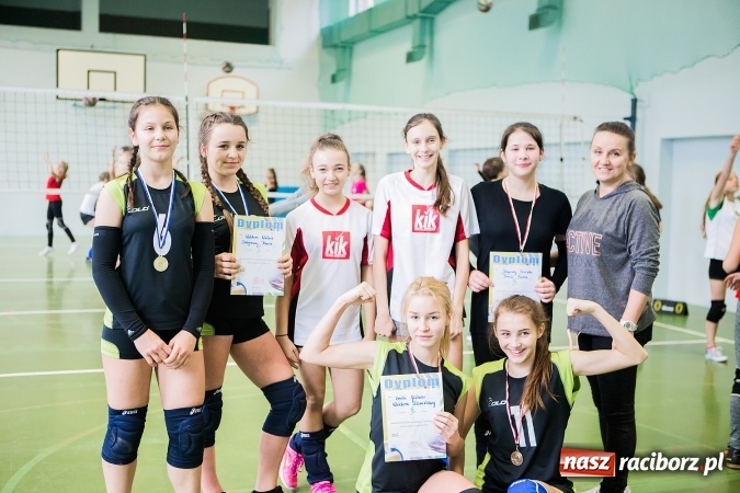 Zdjęcie w galerii na portalu naszraciborz.pl: Mistrzostwa Raciborza Szkół Gimnazjalnych w Dwójkach Siatkarskich Dziewcząt wiadomości z regionu