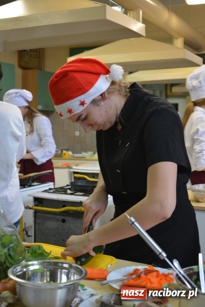 Zdjęcie w galerii na portalu naszraciborz.pl: Konkurs kulinarny Potrawy Wigilijne i Bożonarodzeniowe w CKZiU nr 1 wiadomości z regionu