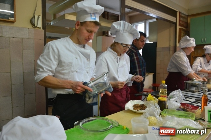 Zdjęcie w galerii na portalu naszraciborz.pl: Konkurs kulinarny Potrawy Wigilijne i Bożonarodzeniowe w CKZiU nr 1 wiadomości z regionu