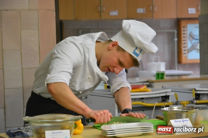 Zdjęcie w galerii na portalu naszraciborz.pl: Konkurs kulinarny Potrawy Wigilijne i Bożonarodzeniowe w CKZiU nr 1 wiadomości z regionu