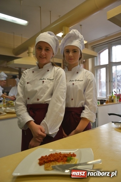 Zdjęcie w galerii na portalu naszraciborz.pl: Konkurs kulinarny Potrawy Wigilijne i Bożonarodzeniowe w CKZiU nr 1 wiadomości z regionu