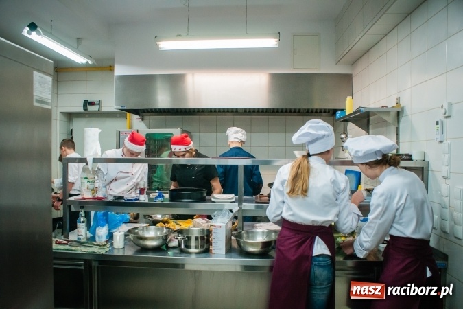 Zdjęcie w galerii na portalu naszraciborz.pl: Konkurs kulinarny Potrawy Wigilijne i Bożonarodzeniowe w CKZiU nr 1 wiadomości z regionu