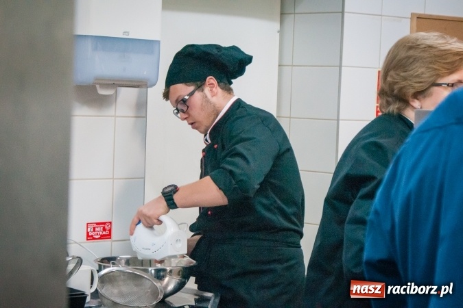 Zdjęcie w galerii na portalu naszraciborz.pl: Konkurs kulinarny Potrawy Wigilijne i Bożonarodzeniowe w CKZiU nr 1 wiadomości z regionu