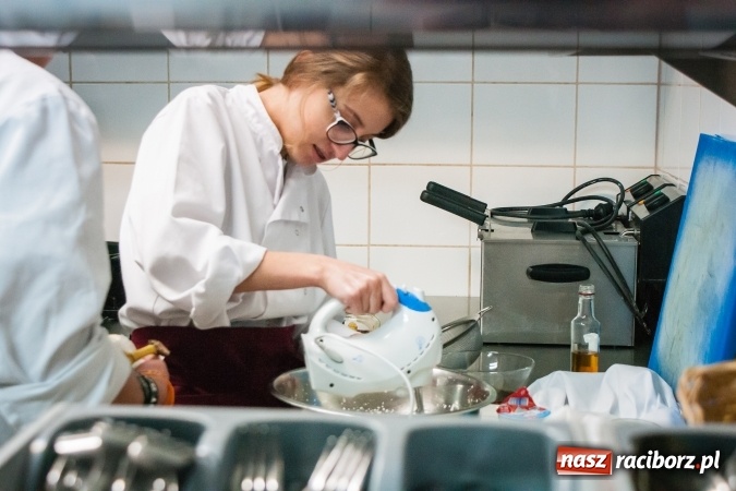 Zdjęcie w galerii na portalu naszraciborz.pl: Konkurs kulinarny Potrawy Wigilijne i Bożonarodzeniowe w CKZiU nr 1 wiadomości z regionu