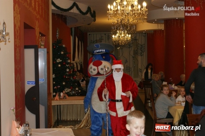 Zdjęcie w galerii na portalu naszraciborz.pl: Dzieci raciborskich mundurowych na spotkaniu z Mikołajem  wiadomości z regionu