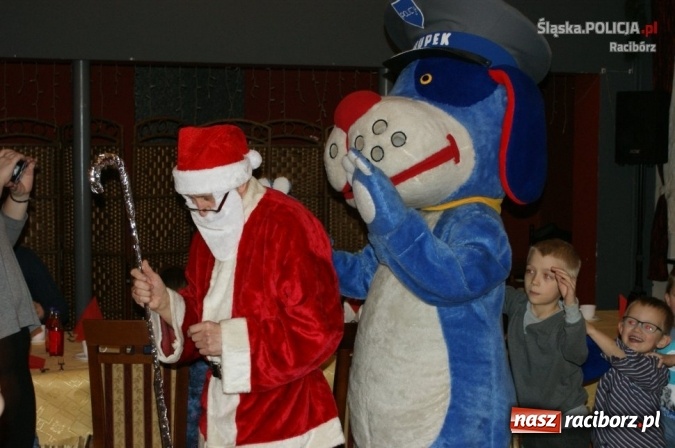 Zdjęcie w galerii na portalu naszraciborz.pl: Dzieci raciborskich mundurowych na spotkaniu z Mikołajem  wiadomości z regionu