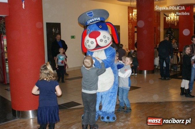 Zdjęcie w galerii na portalu naszraciborz.pl: Dzieci raciborskich mundurowych na spotkaniu z Mikołajem  wiadomości z regionu